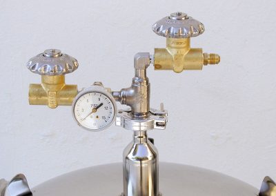 CMC discharge device for cryogenic container