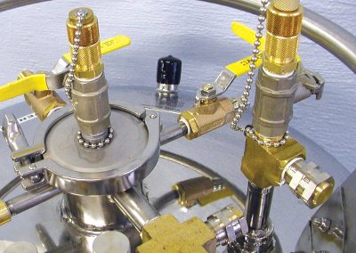 optional auxiliary side neck for cryo tank