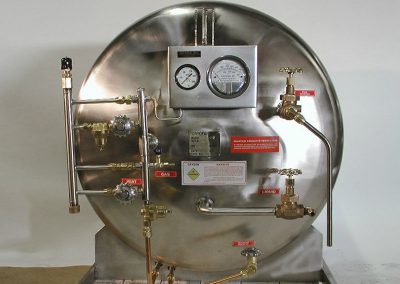 front-mounted plumbing for cryogenic storage