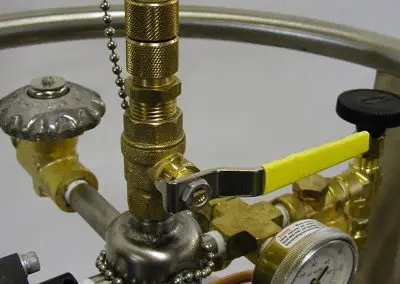 top vertical withdrawal port option for cryogenic dewar/tank